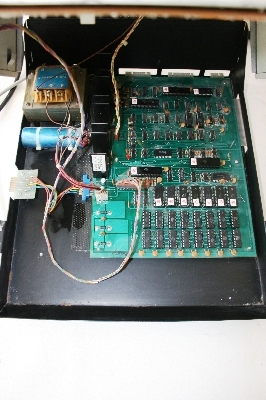 En su interior la fuente de alimentacin, la placa de circuito impreso, unos condensadores y todo el cableado hacia la pantalla, teclado y conectores externos