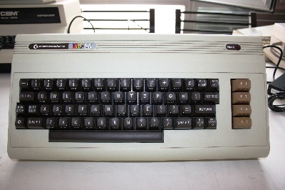 Commodore VIC-20 : Vista frontal