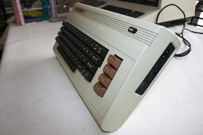 Commodore VIC-20 : Vista lateral