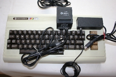Commodore VIC-20 : Fuente de alimentacin y adaptador de vdeo