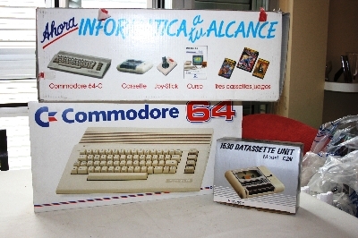 La caja superior contiene el C64 (en otra caja), la unidad de casete, un joystick, manuales y software