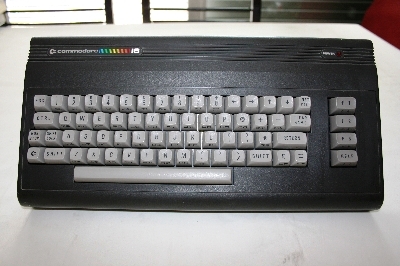 Commodore 16 : Vista frontal