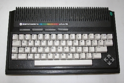Commodore Plus/4 : Vista frontal