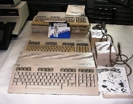 Mis dos C128 y el C128D, con sus fuentes, manuales y software (no aparece la caja de uno de los C128)