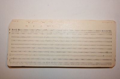 Pila de fichas perforadas con un programa COBOL